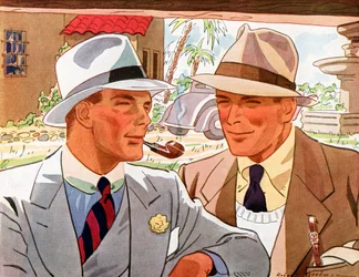 Deux hommes très à la mode en costumes et chapeaux