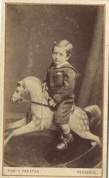 Jeune garçon assis sur un cheval à bascule, 1870s