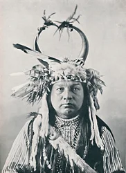 Un Amérindien avec une coiffe de cornes de bison, 1912