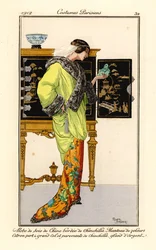 Femme en robe de soie bordée de chinchilla, cape de velours vert citron avec col et poignets en chinchilla, tenant un bouddha de jade. Cabinet chinois à l