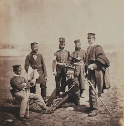 Le général de brigade Charles Thomas Van Straubenzee (1812-92) et des officiers des Buffs, extrait d