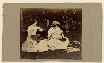 [Enfant endormi avec deux femmes assises sur l