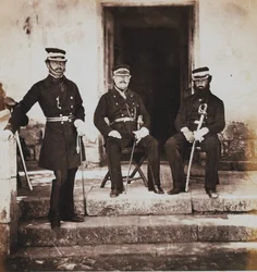 Le major-général Henry Frederik Lockyer et deux membres de son état-major, d