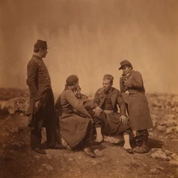 Deux soldats français debout à côté de trois soldats zouaves assis et fumant, guerre de Crimée, Crimée, Ukraine
