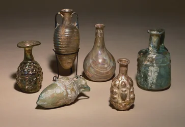 Un groupe de flacons cosmétiques romains délicats soufflés et moulés, 1er siècle après J.-C.