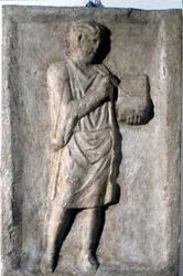 Un homme écrivant avec une plume sur une tablette de cire, bas-relief romain, IIe-IIIe siècle