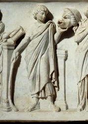 Une muse tenant un masque de la comédie, détail du Sarcophage des Muses : représentation des muses des arts et des lettres. Sculpture en marbre. 150 après J.-C. Paris, Musée du Louvre