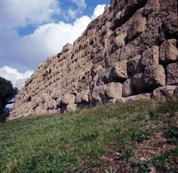 Rome antique, période archaïque : vue des ruines du mur servien (mura servian), première enceinte de la ville de Rome, construite sous le roi Servius Tullius. VIe siècle av. J.-C. Italie