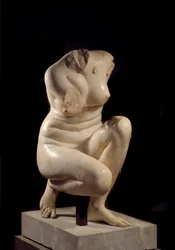 Aphrodite accroupie