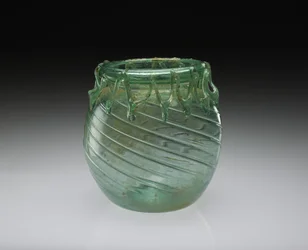 Bocal en verre soufflé avec traînées fonctionnelles et décoratives, 301-400 après J.-C.