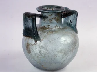 Urne cinéraire en verre bleu avec poignées striées.