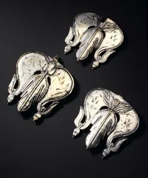 Pendentifs de harnais de cavalerie avec restes de décoration en niello, du site romain de Newstead, Melrose, 80-100 après J.-C.