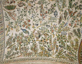 Décoration de plafond avec des fleurs et des oiseaux
