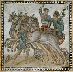 Course de chars (quadrige) avec les cochers en position de départ et un palefrenier près du cheval blanc (au premier plan) - Mosaïque, 3e siècle