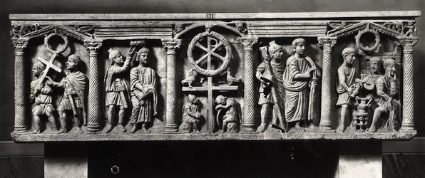 Sarcophage chrétien décoré de scènes de la Passion du Christ, dont l