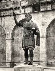 Statue colossale possiblement de l