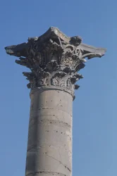 Colonne avec un chapiteau corinthien du nymphée, romain, IIe siècle