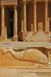 Sculpture de dauphin devant la scène, Sabratha, Libye, vers 190 après J.-C.