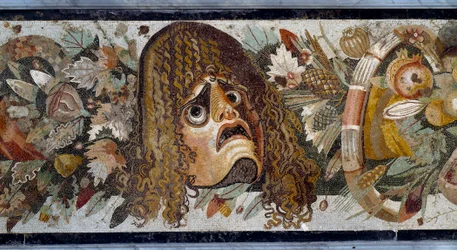 Feston avec masque, feuilles et fruits. Détail. Mosaïque provenant de la Maison du Faune à Pompéi, IIe siècle av. J.-C. Dimensions : 280 x 49 cm. Naples, Museo Nazionale Archeologico