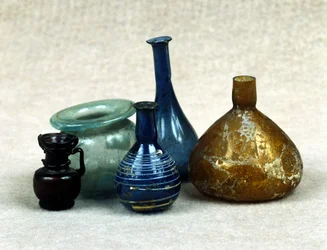 Bouteilles et flacons en verre contenant des parfums, baumes et onguents. Période romaine. 1er siècle après JC.