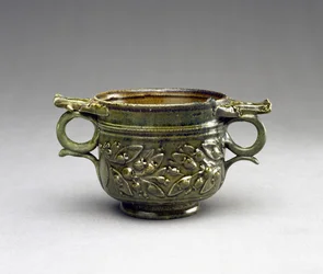 Skyphos à glaçure verte avec anses surélevées, moulures de feuilles et de baies, AD 1-100