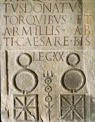 Insigne inscrit de la Vingtième Légion Victorieuse Valérienne, légion romaine levée au 1er siècle ap. J.-C.