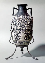 Petite amphore appelée vase bleu montrant une scène dionysiaque