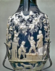 Petite amphore appelée vase bleu montrant Éros faisant la vendange