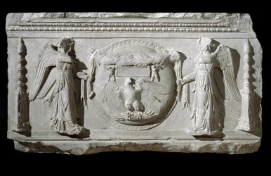 Fragment de relief en marbre de la Plaza de la Consolazione à Rome