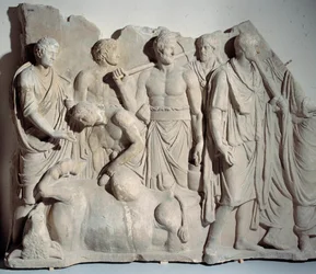 Relief en marbre du Forum de Trajan : scène de haruspice (devin étrusque) consultant les entrailles d