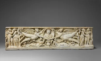 Sarcophage en marbre avec érotes volants tenant un portrait en clipeus, vers 190-200 après J.-C.