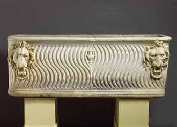 Sarcophage strigilé en marbre