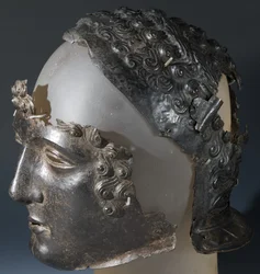 Casque de parade et masque facial, du site romain de Newstead, Melrose, fin 1er siècle après J.-C. (fer)