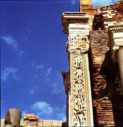 Pilastre de la basilique de Sévère
