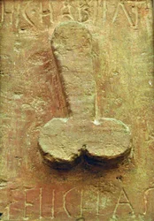 Plaque avec phallus entouré d