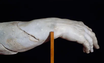 Main droite de Polyphème, fragment du groupe de Polyphème, ou Ulysse aveuglant Polyphème, sculpture en marbre par Agesander, Athénodore et Polydore, copie de l