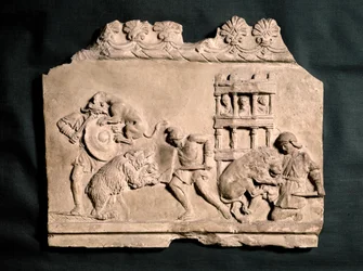 ART ROMAIN : Bas-relief en terre cuite représentant trois gladiateurs affrontant un ...