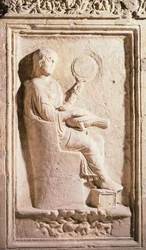 Relief représentant une dame romaine avec un miroir