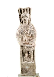 Représentation de la divinité Cybèle assise sur un trône