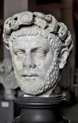 Art romain : Buste de Dioclétien (Gaius Aurelius Valerius Diocletianus, 245-316), empereur romain de 284 à 305. Sculpture en marbre. Istanbul, Musée archéologique.