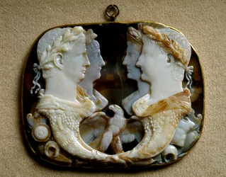 Art romain : camée en onyx (Gemma Claudia) décoré de représentations de couples impériaux Claude (Tiberius Claudius Drusus) (10 av. J.-C.-54 apr. J.-C.) et son épouse Agrippine la Jeune (15-59 apr. J.-C.) (Agrippina minor) (à gauche) et Caius Julius Caesar