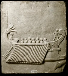 Art romain : trirème romaine - Fragment de frise en marbre de Pouzzoles