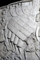 Art romain : Assaut des Romains pendant la première guerre. Moulage de 1862 reproduisant les bas-reliefs de la colonne de Trajan (Colonna Traiana) à Rome construite sous le règne de l