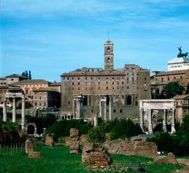 Forum romain : vue panoramique avec en arrière-plan le Tabularium utilisé comme archives (79 av. J.-C.). Rome
