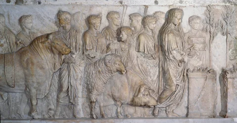 Art antique romain : sacrifice au dieu Mars, suovetaurilia, vers 15-16 apr. J.-C. Sculpture en marbre, Empire romain (27 av. J.-C.-235 apr. J.-C.), provenant du site du Champ-de-Mars (à Rome). Paris, musée du Louvre