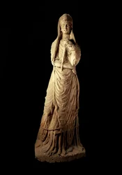 Art romain : statue funéraire en calcaire. Ier siècle av. J.-C. Hauteur 2,1 m. Naples, Musée archéologique national