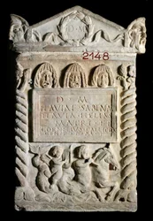 Art romain : urne cinéraire en marbre de Paris par Flavia Sabina, offerte par sa fille et son gendre. 2e siècle après J.-C. de Rome. Musée du Louvre
