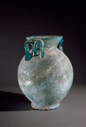 Art romain : vase en verre avec anse