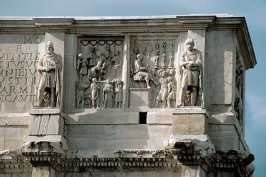 Art romain : bas-relief en marbre représentant la distribution de subsides au peuple (à gauche) et la reddition d