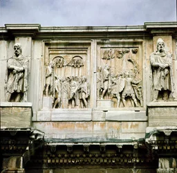 Art romain : bas-relief en marbre représentant la distribution de subsides au peuple (à gauche) et la soumission d